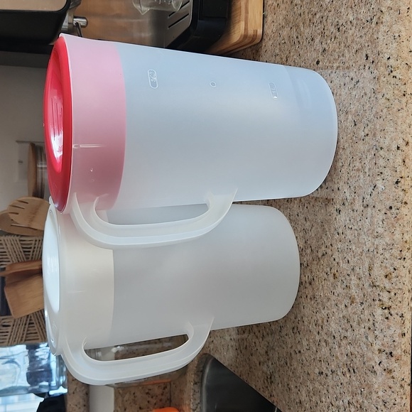 (2) 1 gallon Rubbermaid pitchers - Picture 2 of 2